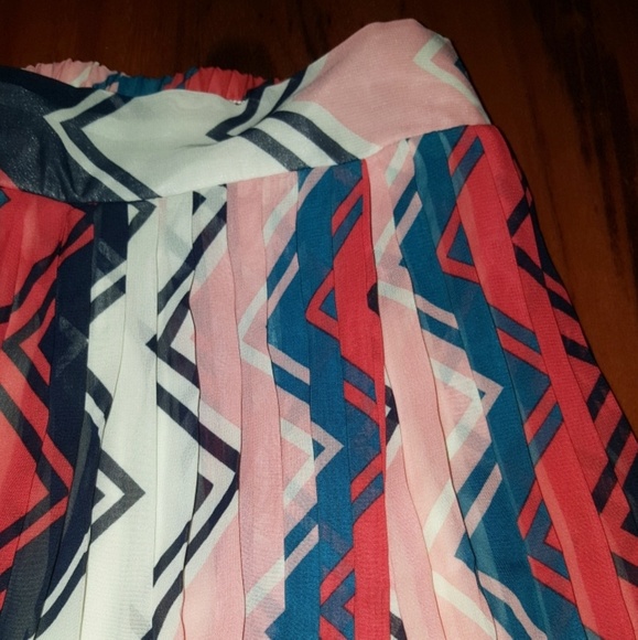 Sheer multi-color pleated maxi skirt - Picture 3 of 3